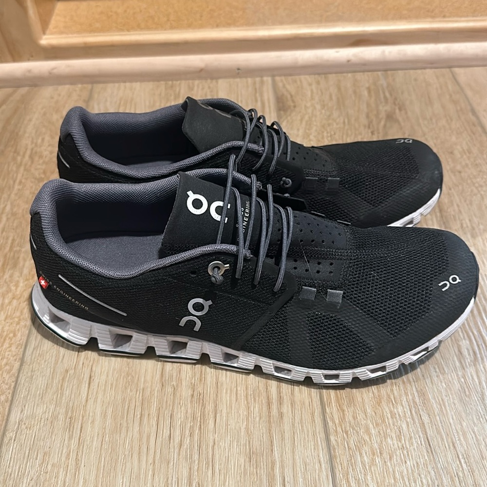 On Running Cloud 5 running Shoes with extra laces.